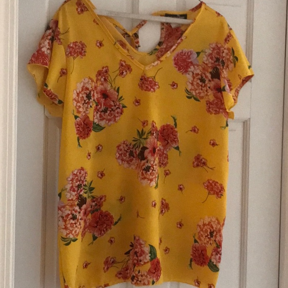 OMT Fashions yellow flowered top 1x
